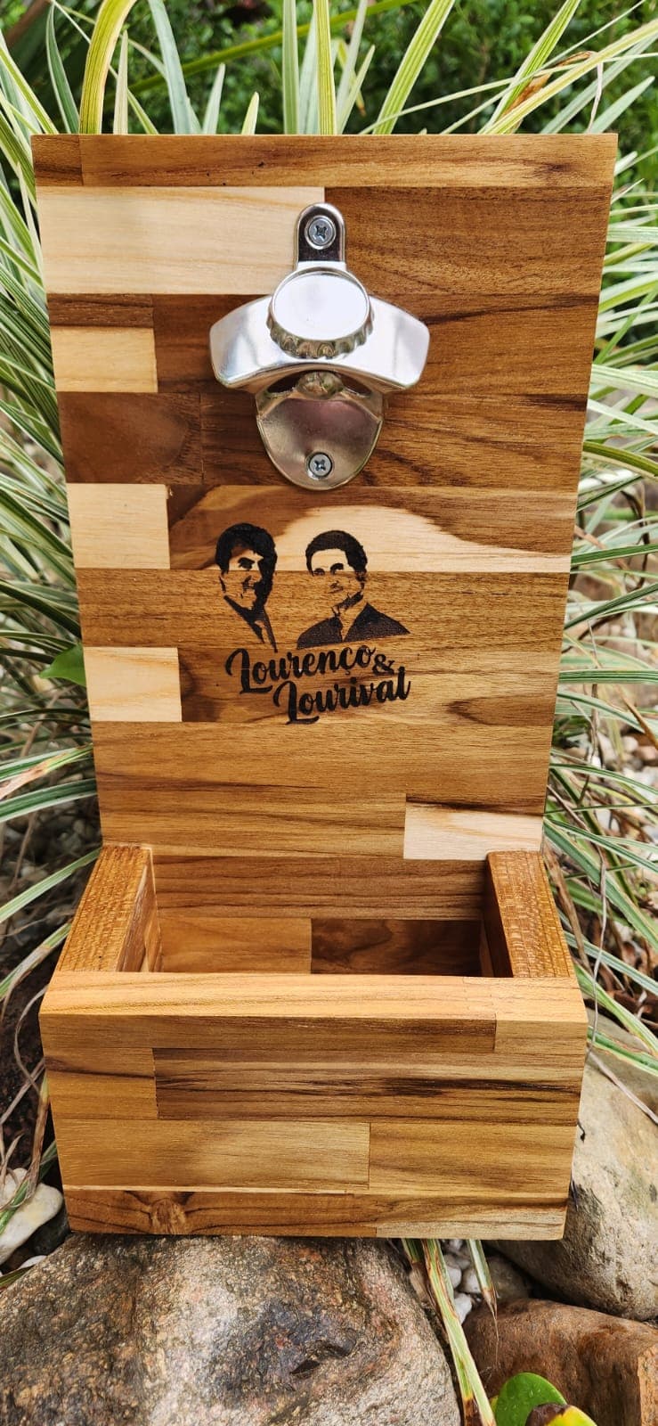 Abridor de Parede com Porta-Tampinhas — Lourenço & Lourival